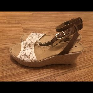 Narrow wedges with cute lace details